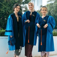 Atha menjalani wisuda kelulusannya dari Universitas Bina Nusantara. Wisudanya berlangsung di The Sultan Hotel & Residence Jakarta, anak Ria Enes ini mengabadikan momen usai wisuda bersama teman satu angkatannya. Foto: Dok. Instagram @atharania.