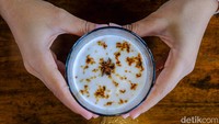 Selain Botram Bi Otih, masih ada berbagai menu lainnya, termasuk aneka surabi, minuman herbal, dan kopi lokal. Pecinta durian juga bisa mampir ke sini untuk dapat menikmati langsung durian utuh. Foto: Andhika Prasetia/detikcom