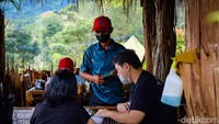 Pengunjung dapat menikmati makanan di Gaya Rimba Resto Alam sambil melihat pemandangan Gunung Pancar dan Gunung Ciung. Foto: Andhika Prasetia/detikcom