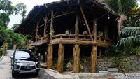 Masuk ke resto ini, pengunjung dapat melihat desain bangunan layaknya rumah pohon di hutan. Foto: Andhika Prasetia/detikcom