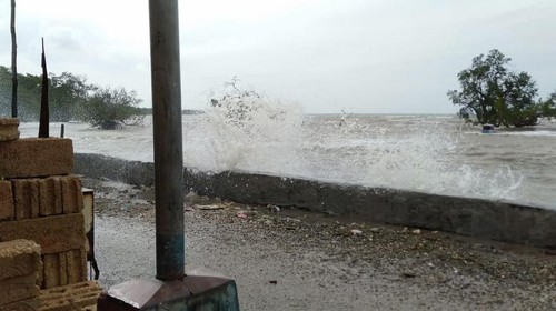 Gelombang tinggi menghantam sejumlah rumah warga di Kelurahan Oesapa, Kecamatan Kelapa Lima, Kota Kupang, NTT, Jumat (30/12/2022).