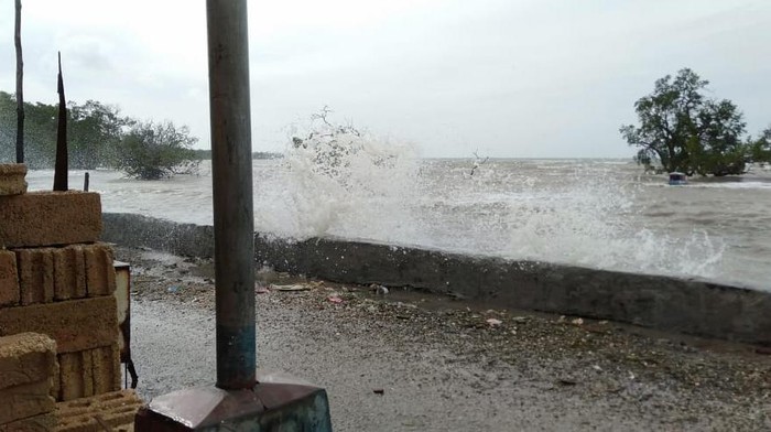 Gelombang tinggi menghantam sejumlah rumah warga di Kelurahan Oesapa, Kecamatan Kelapa Lima, Kota Kupang, NTT, Jumat (30/12/2022).