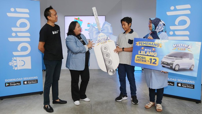 Gokil, Bocah 12 Tahun Beli Mobil Listrik Wuling Air Cuma Rp 12 Darell Prayata remaja berusia 12 tahun asal Salatiga, Jawa Tengah, berhasil memenangkan dan membawa mobil listrik Wuling Air ev dengan harga Rp 12.