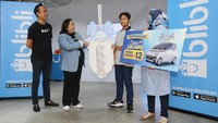 Pada 12 Desember pukul 18.00 WIB, pelanggan berkesempatan membeli mobil listrik Wuling ev, smartphone, gadgets, logam mulia, dan banyak pilihan produk lainnya dengan harga pembuka mulai Rp 12.