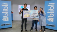 Darell Prayata remaja asal Salatiga, JawaTengah berusia 12 tahun yang telah menjadi pelanggan setia Blibli sejak 2016 berhasil memenangkan dan membawa mobil listrik Wuling Air ev. Keluarganya juga rutin berbelanja kebutuhan sehari-hari seperti groceries juga melakukan pembayaran layanan streaming berlangganan.