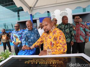 Lukas Enembe Dibawa KPK ke Bandara Jayapura untuk Diterbangkan ke Jakarta
