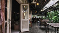 Teras rumah tempo dulu ini difungsikan sebagai kedai kopi Uncle Jo yang terletak di Jl Guntur, Kota Bogor. Daun pintu, genteng dan struktur bangunan ini masih dipertahankan keasliannya dan menjadi daya tarik tersendiri bagi pecinta kopi dan bangunan lawas.