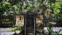 Nuansa tempo doeloe sangat kental terasa saat memasuki kedai kopi Uncle Jo, di Jl Guntur, Kota Bogor. Kedai kopi ini membiarkan susana seperti apa adanya tanpa penambahan interior modern yang mencolok. 