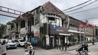 Warga berlalu lalang melintasi di depan gedung tua yang dijadikan kedai kopi Fanaticoffee, di Jl Suryakencana, Bogor. Kawasan ini merupakan kawasaki Pecinan dengan bangunan lawas yang sudah ada dan berdiri sejak era kolonial. Sebelum menjadi coffeeshop, bangunan tua di Suryakencana ini sudah bergonti-ganti seperti menjadi toko mebel dan toko peralatan listrik. Tertarik untuk mulai mencoba bisnis kedai kopi yang berlatar bangunan unik dan klasik?