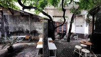 Bangunan tua yang berkelir putih itu dibiarkan tampak seperti apa adanya dan bergaya art deco. Sebagian dindingnya juga dibiarkan berlumut lengkap dengan pohon mangga di sisi kanan belakang yang juga berfungsi sebagai pelindung dikala matahari terik menyengat.