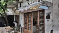 Toko Kopi Maru menempati gedung tua di ujung gang, belakang deretan ruko di Jl Pintu Air, Pasar Baru, Jakarta Pusat. Kedai kopi itu menyebut rumah bergaya art deco yang ditempatinya sudah berusia 80 tahun. Wow...