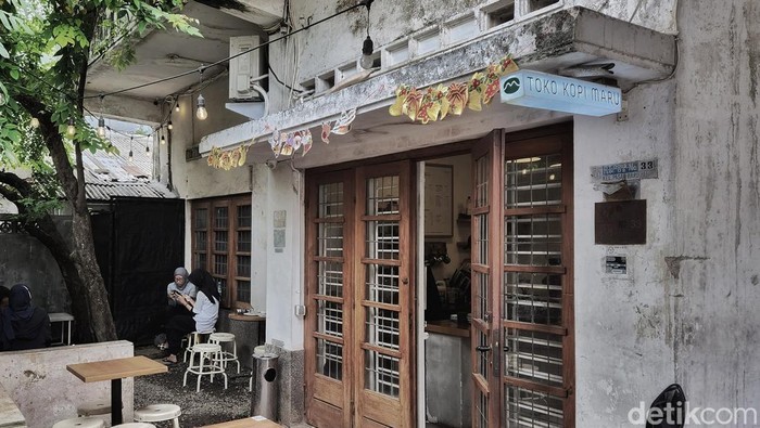 Maraknya bisnis kopi kekinian, membuat bangunan lawas hingga pecinan kembali fungsi jadi lahan bisnis kedai kopi yang asyik dan menarik.