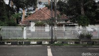 Rumah bergaya kolonial di kawasan Pasar Lama, Kota Tangerang ini kini beralih fungsi menjadi kedai kopi. Pagar dan atap yang tinggi memberi pernyataan lugas bahwa gedung ini menua, penuh cerita dan melampaui berbagai era. Atap tinggi berfungsi untuk menjebak udara panas dalam loteng sehingga ruangannya selalu terjaga kesejukannya.