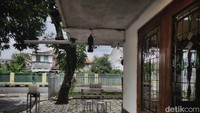 Sementara halaman depan dari bangunan lama ini yang difungsikan menjadi media kopi Cotta Huis. Terlihat juga bangunan tetangga depan rumah yang sejenis, rumah tua bergaya kolonial. Di jalan ini juga banyak terdapat deretan rumah lawas bergaya kolonial yang difungsikan masing-masing.