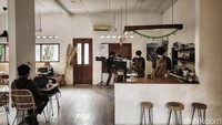 Bagian dalam rumah ini telah disesuaikan untuk kebutuhan coffee shop. Pun demikian, terlihat plafon yang masih orisinil, lubang angin yang dipertahankan dan kaca patri yang menunjukkan usia bangunan tak lagi muda. Sayangnya, lantai bangunan ini sudah diubah menjadi lebih modern dan meninggalkan bentuk klasiknya.