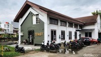Bangunan eksteriornya tetap dipertahankan seperti aslinya. Kelawasannya menjadi selling point tersendiri yang dikemas dengan apik dalam gaya rustic, ataupun dibiarkan dalam bentuk aslinya. 