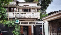 Salah satu halaman depan yang menyambung ke samping dibiarkan orisinil dengan mengadaptasi eksterior seperlunya. Tidak menawarkan kemewahan melainkan kisah panjang yang melingkupinya menjadi daya tarik tersendiri. Lokasinya sendiri itu benar-benar hidden gem.