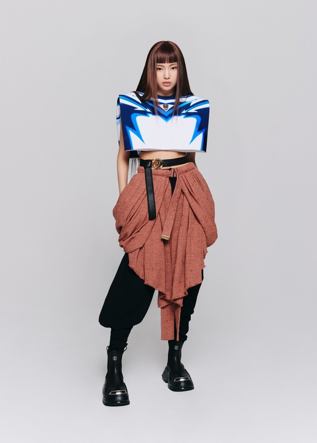 Satu lagi personel NewJeans yang termasuk dalam daftar idol KPop wanita terpopuler di Januari 2023. Hyein baru diumumkan sebagai brand ambassador Louis Vuitton di usianya yang menginjak 14 tahun. Sebelum debut, dia telah mengawali kariernya sebagai model cilik. Foto: Louis Vuitton