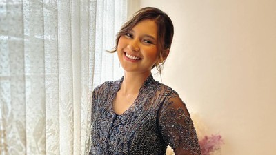 Gaya Indah Permatasari di Lamaran Adik, Pertemuannya dengan Ibu Jadi Sorotan