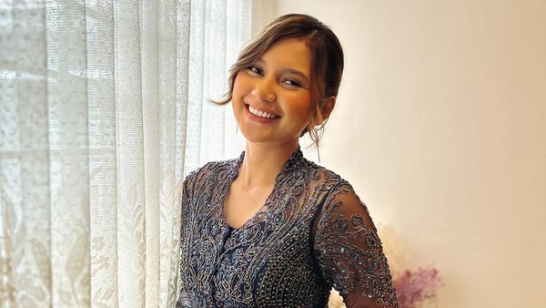 Gaya Indah Permatasari di Lamaran Adik, Pertemuannya dengan Ibu Jadi Sorotan