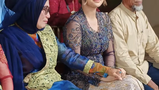 Di acara itu, Indah pun tampak duduk disebelah ibunya. Momen tersebut jadi perbincangan karena Indah dan ibunya, Nursyah, terlihat bergandengan tangan. Keduanya tampak sama-sama terharu.Foto: YouTube Nursyah Garden