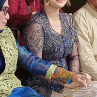 Di acara itu, Indah pun tampak duduk disebelah ibunya. Momen tersebut jadi perbincangan karena Indah dan ibunya, Nursyah, terlihat bergandengan tangan. Keduanya tampak sama-sama terharu.Foto: YouTube Nursyah Garden