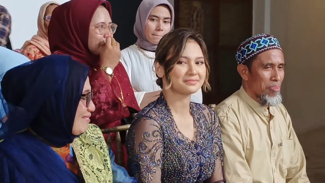 Indah Permatasari disebut berseteru dengan ibu karena tidak direstui menikah dengan komedian Arie Kriting. Meski begitu, Indah tetap hadir dalam acara lamaran adiknya yang juga dihadiri sang ibu pada Senin, (26/12/2022) lalu.Foto: YouTube Nursyah Garden