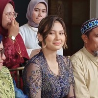Indah Permatasari disebut berseteru dengan ibu karena tidak direstui menikah dengan komedian Arie Kriting. Meski begitu, Indah tetap hadir dalam acara lamaran adiknya yang juga dihadiri sang ibu pada Senin, (26/12/2022) lalu.Foto: YouTube Nursyah Garden