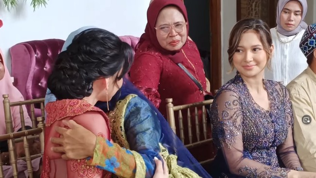 Indah Permatasari hadir di acara lamaran adik perempuannya, Sinta Mutiara. Dalam video yang diunggah di YouTube, Indah terlihat haru ketika menemani sang adik di hari bahagianya. Momen itu juga jadi sorotan karena sang aktris bertemu ibunya yang selama ini disebut tidak akur.Foto: YouTube Nursyah Garden