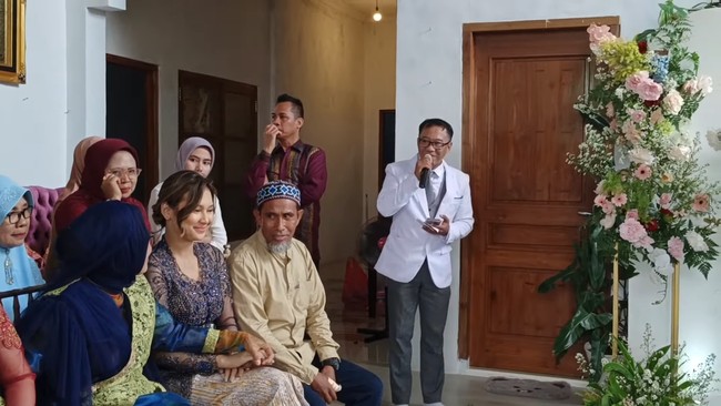 Netizen pun ikut senang dan terharu dengan momen tersebut karena melihat hubungan ibu dan anak yang kembali harmonis. Meski begitu, dikatakan jika Nursyah belum sepenuhnya memberi restu kepada suami Indah walau pasangan itu telah memberinya cucu. Foto: YouTube Nursyah Garden