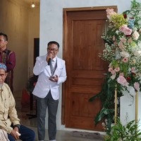 Netizen pun ikut senang dan terharu dengan momen tersebut karena melihat hubungan ibu dan anak yang kembali harmonis. Meski begitu, dikatakan jika Nursyah belum sepenuhnya memberi restu kepada suami Indah walau pasangan itu telah memberinya cucu. Foto: YouTube Nursyah Garden