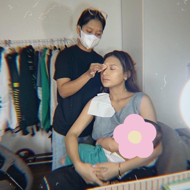 Begini situasi di balik penampilan cantiknya yang diabadikan oleh sang suami. Di balik foto elegant ini di slide terakhir ada bayi yang ga bisa jauh dari ibunya karena haus , tulis Indah Permatasari.Foto: Instagram