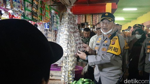 Inspeksi harga di Pasar Singaparna, Tasikmalaya