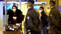 Italia memperketat protokol tes COVID-19 bagi pelaku perjalanan dari China imbas lonjakan kasus virus corona di Negara Tirai Bambu itu. Filippo Monteforte/AFP/Getty Images  