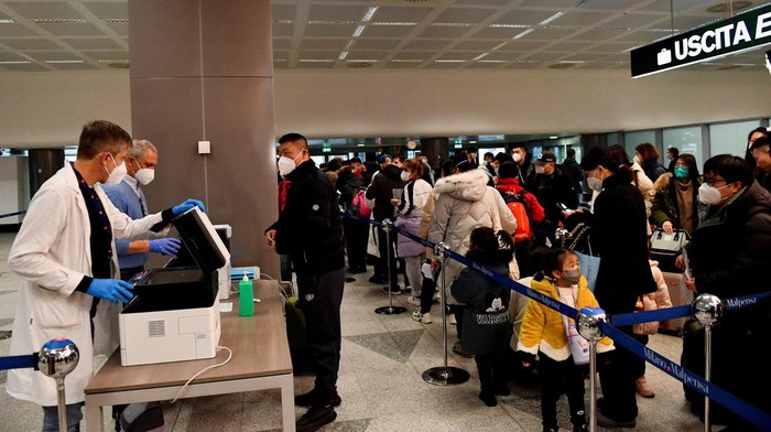 Italia Perketat Kedatangan Turis dari China Imbas Lonjakan COVID-19 Passengers wait in a queue, after Italy has ordered coronavirus disease (COVID-19) antigen swabs and virus sequencing for all travellers coming from China, where cases are surging, at the Malpensa Airport in Milan, Italy, December 29, 2022. REUTERS/Jennifer Lorenzini TPX IMAGES OF THE DAY