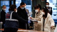 Penumpang mendaftar sebelum tes penyakit virus corona (COVID-19), setelah Italia memerintahkan tes COVID-19 dan pengurutan virus untuk semua pelancong yang datang dari China, di mana kasus melonjak, di Bandara Malpensa di Milan, Italia, Kamis (29/12/2022). Reuters/Jennifer Lorenzini