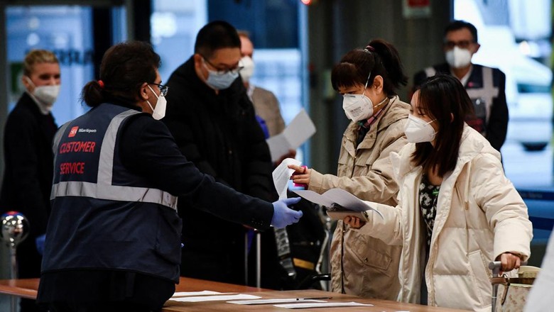 Passengers register before a coronavirus disease (COVID-19) test, after Italy has ordered COVID-19 antigen swabs and virus sequencing for all travellers coming from China, where cases are surging, at the Malpensa Airport in Milan, Italy, December 29, 2022. REUTERS/Jennifer Lorenzini