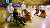 Beberapa hari sebelum 29 Desember, otoritas kesehatan Italia mendapati 50 persen penumpang yang positif COVID-19 tanpa gejala dari dua penerbangan asal China. Filippo Monteforte/AFP/Getty Images  