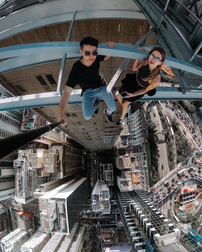 Di Instagram, Ivan Beerkus dan Angela Nikolau mengaku senang bisa memuncaki gedung tertinggi di Malaysia itu. Meski pemandangannya terlihat menakjubkan, adegan mereka dianggap berbahaya dan ilegal. Apalagi Ivan sendiri sendiri mengakui sering menerobos gedung tanpa izin yang pernah membuatnya dipenjara.Foto: Instagram @beerkus