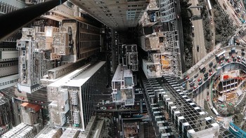 Aku mulai memanjat saat masih SMP. Waktu itu aku belum memilik kamera ataupun ponsel, sebutnya. Tahun 2013, aku bertemu orang dengan hobi sama dan mereka mulai menjepretku di atas. Kemudian aku bisa membeli kamera aksi dan mulai memajang fotoku di Instagram, paparnya. Foto: Instagram @beerkus