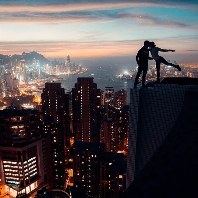 Dalam sebuah foto yang sudah dihapus, Ivan memang tampak menggunakan tangga internal untuk mencapai puncak bangunan. Foto: Instagram @beerkus
