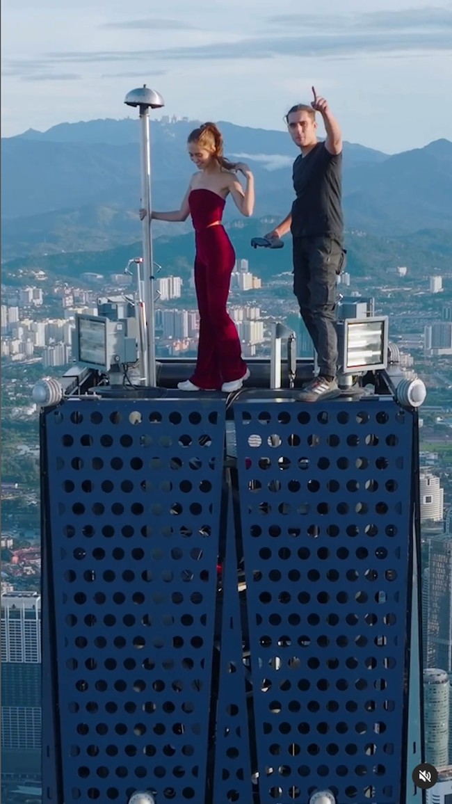 Dalam postingannya di Instagram, mereka tampak berdiri dan berpose di atas gedung pencakar langit setinggi 679 meter itu selagi mengambil gambar dengan drone.  Hal tersebut menjadi kontroversi karena dilakukan tanpa izin.Foto: Instagram