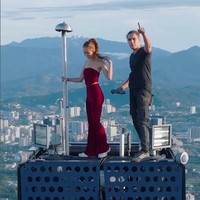 Dalam postingannya di Instagram, mereka tampak berdiri dan berpose di atas gedung pencakar langit setinggi 679 meter itu selagi mengambil gambar dengan drone.  Hal tersebut menjadi kontroversi karena dilakukan tanpa izin.Foto: Instagram