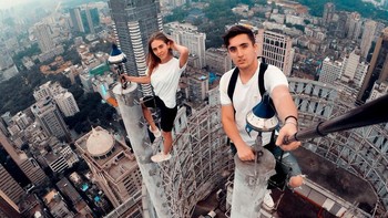 Apakah ia merasa ketakutan? Dulu memang takut, tapi sekarang tidak lagi. Bersama pacarku, aku sudah memanjat konstruksi tertinggi di China setinggi 640 meter, ujar Nikolau. Foto: Instagram @beerkus