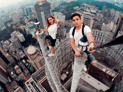 10 Pose Berbahaya Pasangan yang Dicari Polisi, Hobi Panjat Gedung Tanpa Izin