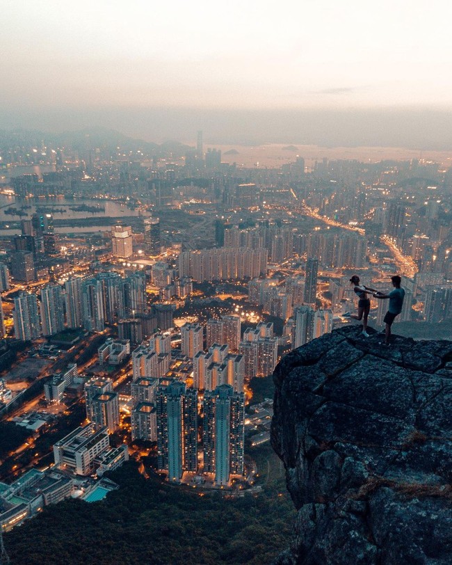 Ivan dan Angela sering mengambil berpose mesra dengan pemandangan kota yang romantis sekaligus berbahaya. Foto: Instagram @beerkus