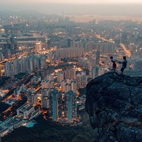 Ivan dan Angela sering mengambil berpose mesra dengan pemandangan kota yang romantis sekaligus berbahaya. Foto: Instagram @beerkus