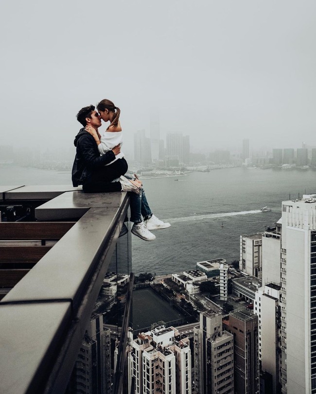Keduanya pun tampak belum kapok memanjat gedung-gedung pencakar langit di berbagai negara. Sebelumnya, pasangan yang berbasis di Thailand itu sering mengambil gambar di Prancis, China dan Hong Kong. Foto: Instagram @beerkusFoto: Instagram
