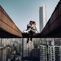   Pasangan roofer asal Rusia Ivan Beerkus dan Angela Nikola tengah dicari untuk diminta keterangan oleh polisi Malaysia setelah mengunggah aksi memanjat Merdeka 118 di Kuala Lumpur, Malaysia. Foto: Instagram @beerkus