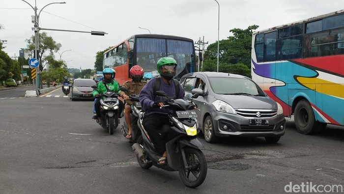Jalan Berlubang di Jalan Keluar Pintu Tol Bunder Gresik